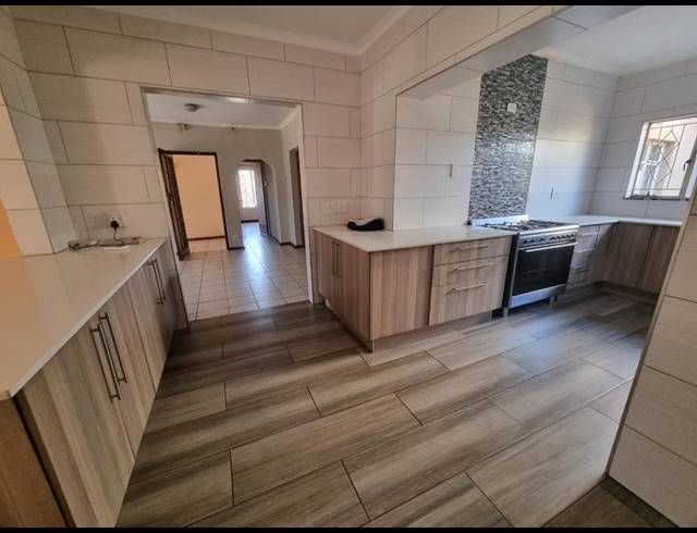 6 BEDROOM HOUSE FOR SALE IN BRACKENHURST